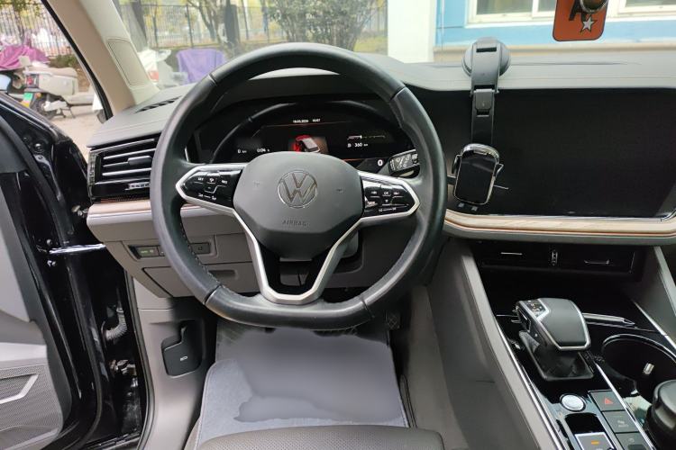 Used Volkswagen Touareg 2021 3.0 TSI Luxury Edition Black Diamond Sport Package Steering Wheel