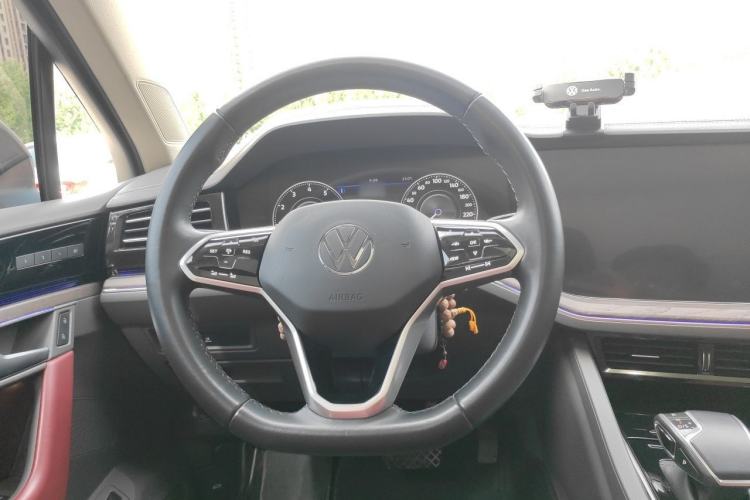 Used Volkswagen Touareg 2021 3.0 TSI Luxury Edition Black Diamond Sport Package Steering Wheel