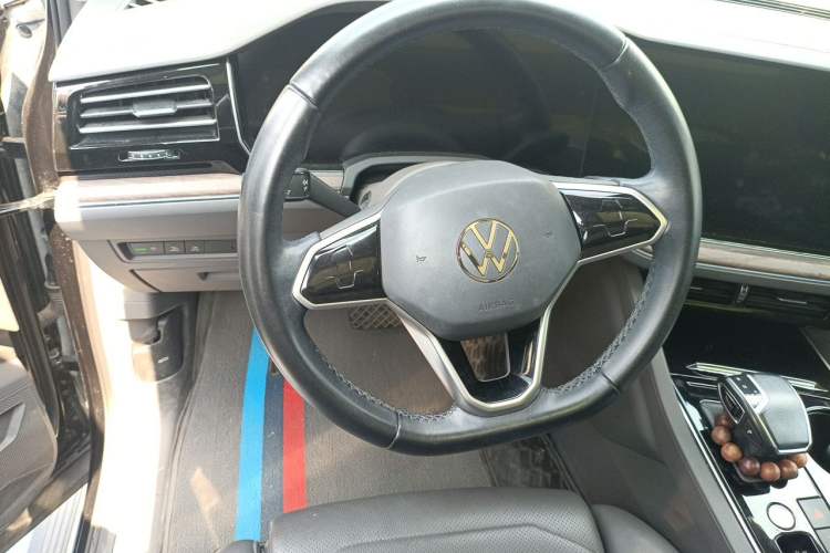Used Volkswagen Touareg 2021 3.0 TSI Luxury Edition Black Diamond Sport Package Steering Wheel