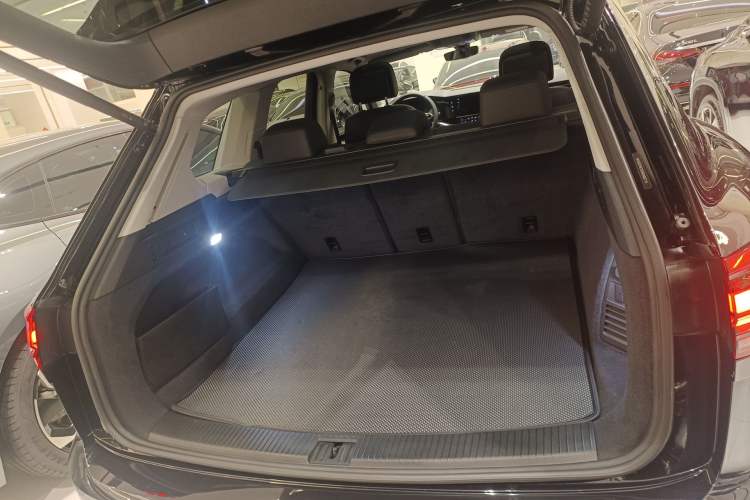 Used Volkswagen Touareg 2021 2.0 TSI Flagship Special Edition Trunk