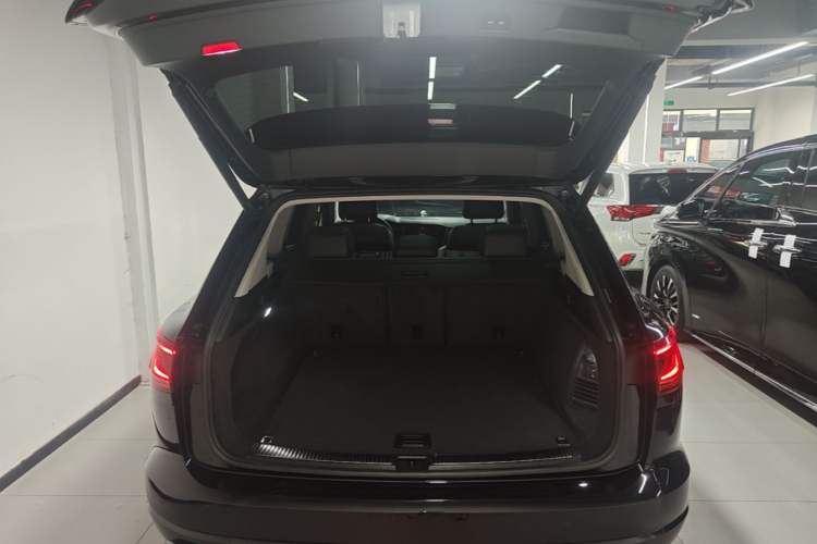Used Volkswagen Touareg 2021 3.0 TSI Luxury Edition Black Diamond Sport Package Trunk