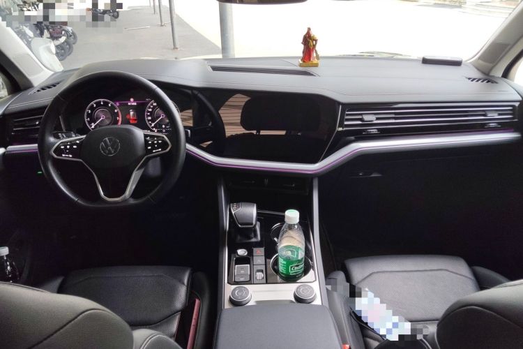Used Volkswagen Touareg 2021 3.0 TSI Luxury Edition Black Diamond Sport Package Center Console