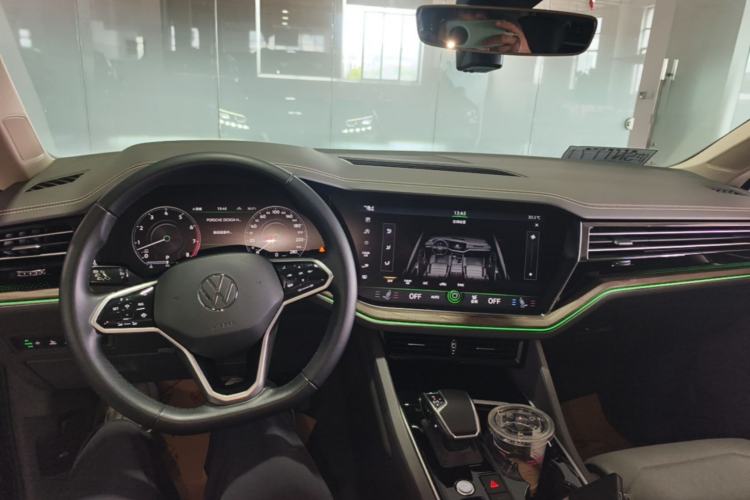 Used Volkswagen Touareg 2021 3.0 TSI Luxury Edition Black Diamond Sport Package Center Console