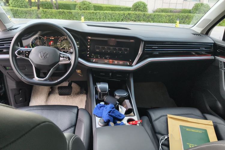 Used Volkswagen Touareg  Center Console