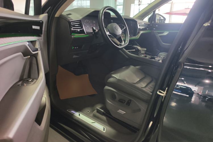 Used Volkswagen Touareg 2021 3.0 TSI Luxury Edition Black Diamond Sport Package Driver Seat