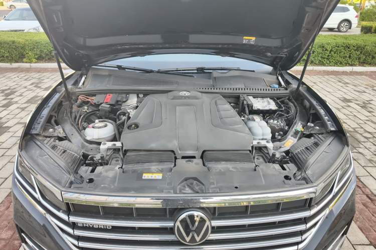 Used Volkswagen Touareg  Engine Bay