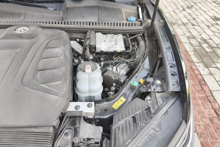 Used Volkswagen Touareg  Engine Bay Left