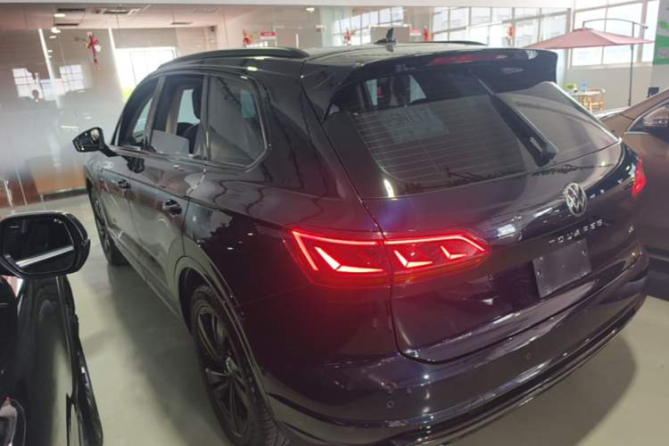 Used Volkswagen Touareg 2021 3.0 TSI Luxury Edition Black Diamond Sport Package Exterior 2