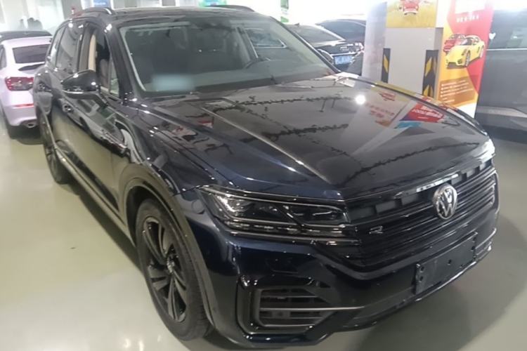 Used Volkswagen Touareg 2021 3.0 TSI Luxury Edition Black Diamond Sport Package Front Right 45 Deg