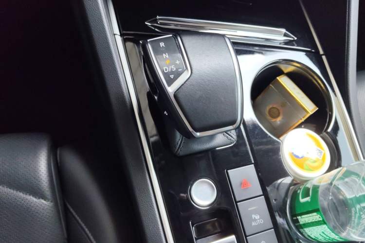 Used Volkswagen Touareg 2021 3.0 TSI Luxury Edition Black Diamond Sport Package Gear Lever