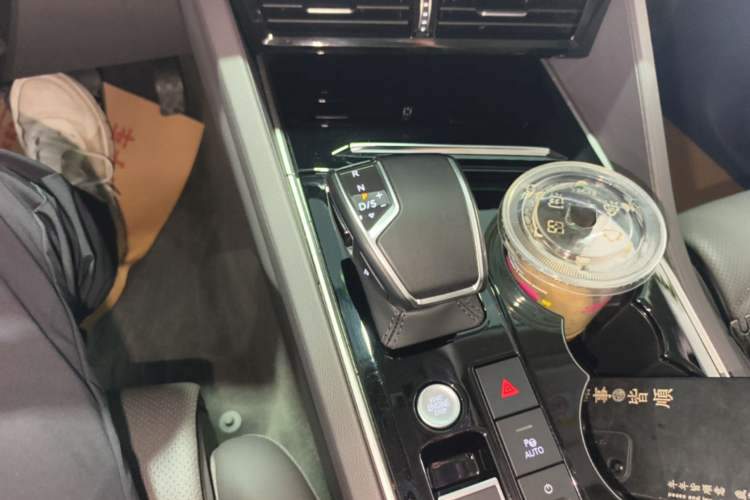 Used Volkswagen Touareg 2021 3.0 TSI Luxury Edition Black Diamond Sport Package Gear Lever
