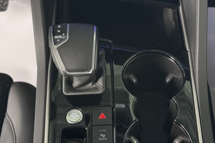Used Volkswagen Touareg 2021 3.0 TSI Luxury Edition Black Diamond Sport Package Gear Lever