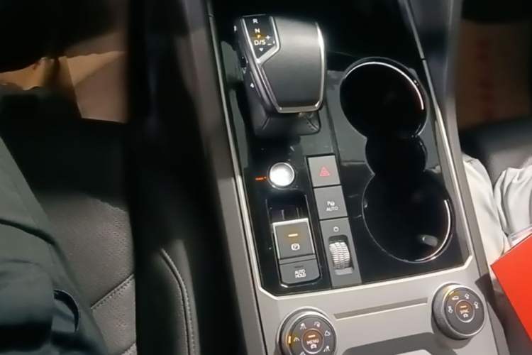 Used Volkswagen Touareg 2021 3.0 TSI Luxury Edition Black Diamond Sport Package Gear Lever