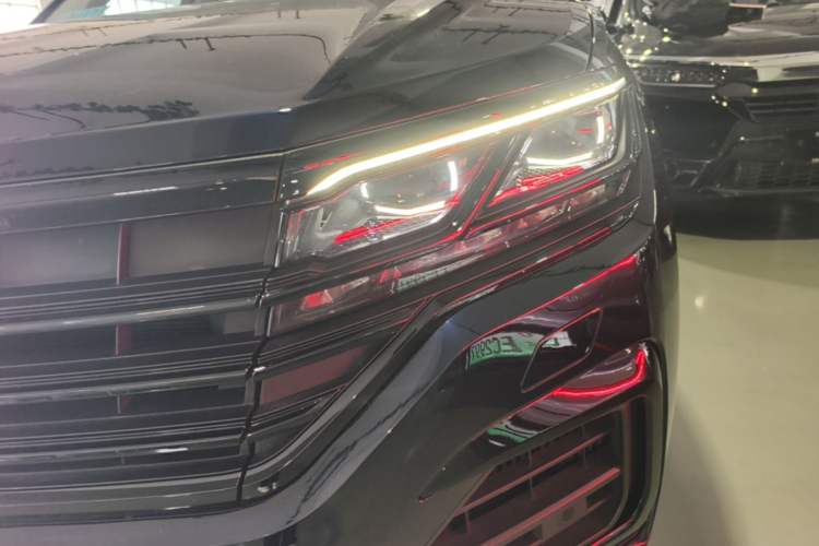 Used Volkswagen Touareg 2021 3.0 TSI Luxury Edition Black Diamond Sport Package Left Front Headlight