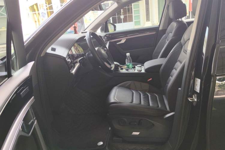 Used Volkswagen Touareg 2021 3.0 TSI Luxury Edition Black Diamond Sport Package Left Front Seat