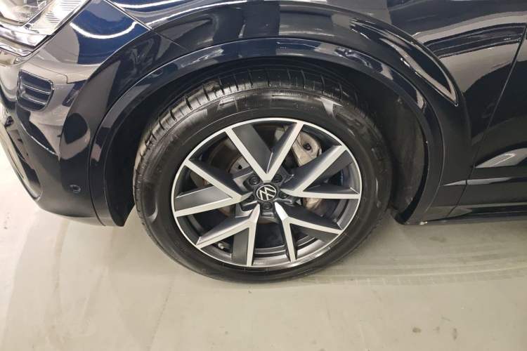 Used Volkswagen Touareg 2021 3.0 TSI Prestige Edition Classic Sport Package Left Front Wheel Hub