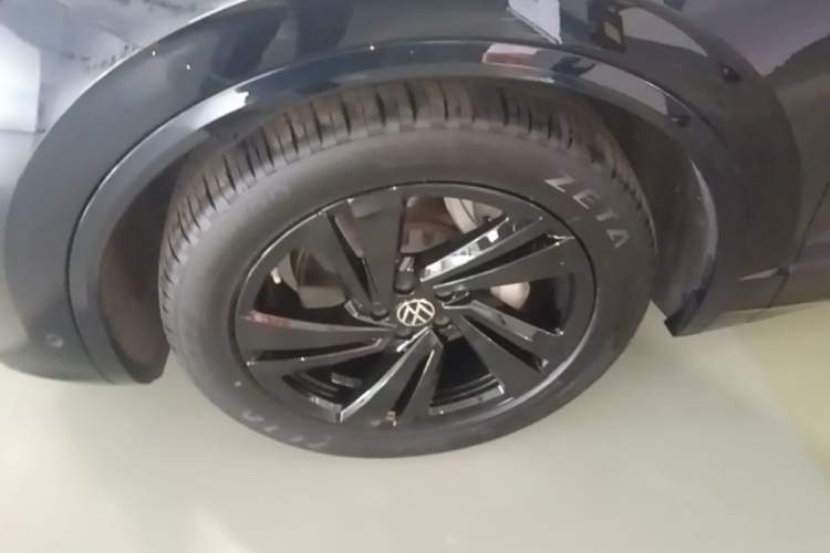 Used Volkswagen Touareg 2021 3.0 TSI Luxury Edition Black Diamond Sport Package Left Front Wheel Hub