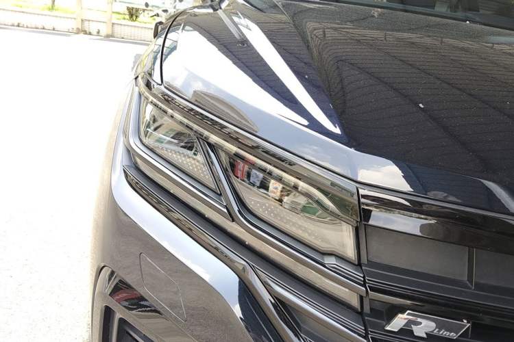 Used Volkswagen Touareg 2021 3.0 TSI Luxury Edition Black Diamond Sport Package Right Front Headlight