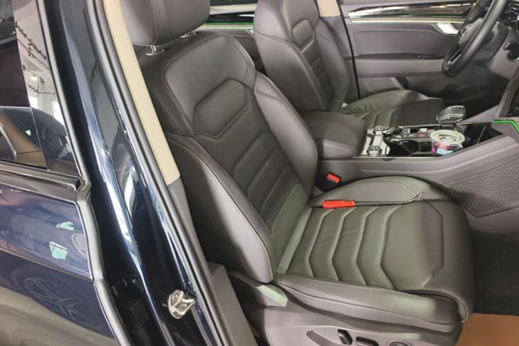 Used Volkswagen Touareg 2021 3.0 TSI Luxury Edition Black Diamond Sport Package Right Front Seat
