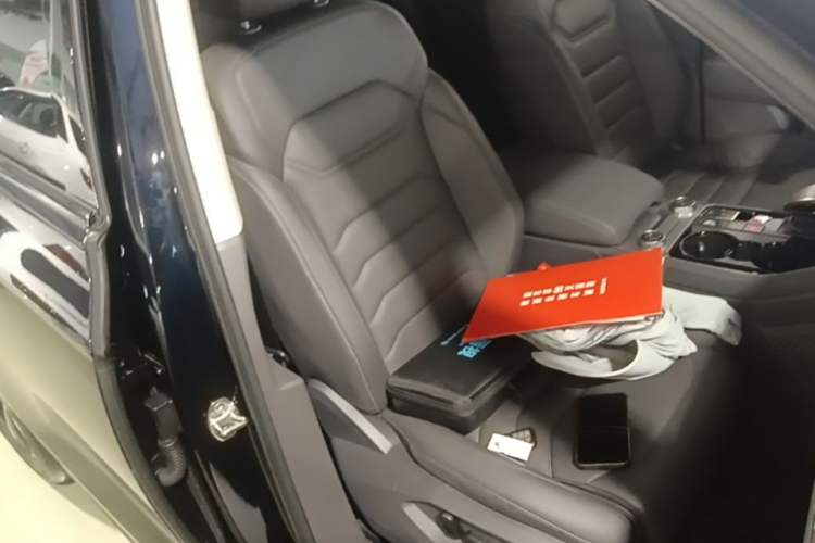Used Volkswagen Touareg 2021 3.0 TSI Luxury Edition Black Diamond Sport Package Right Front Seat