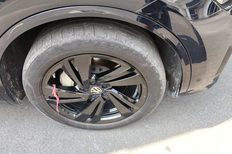 Used Volkswagen Touareg 2021 3.0 TSI Luxury Edition Black Diamond Sport Package Right Front Wheel Hub