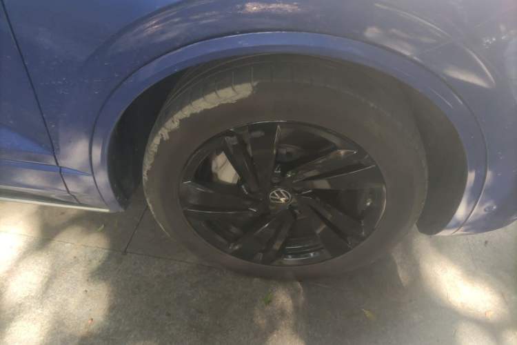 Used Volkswagen Touareg 2021 3.0 TSI Luxury Edition Black Diamond Sport Package Right Front Wheel Hub