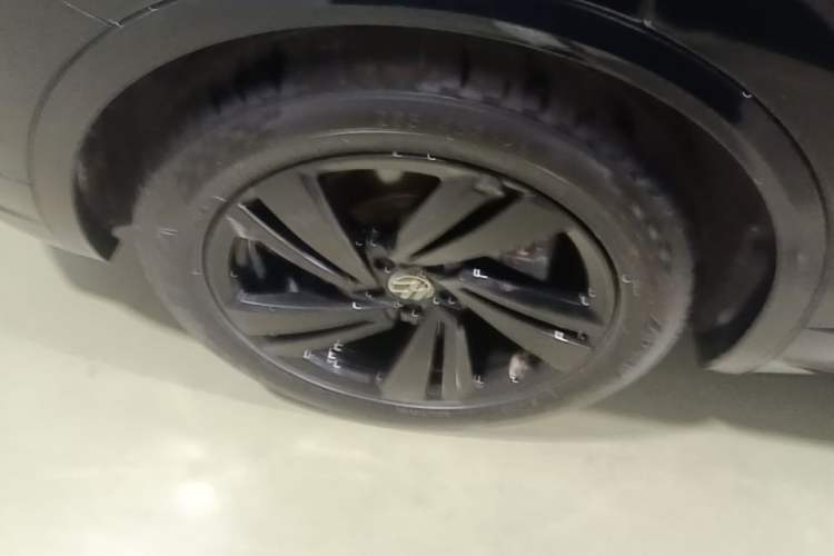 Used Volkswagen Touareg 2021 3.0 TSI Luxury Edition Black Diamond Sport Package Right Rear Wheel Hub