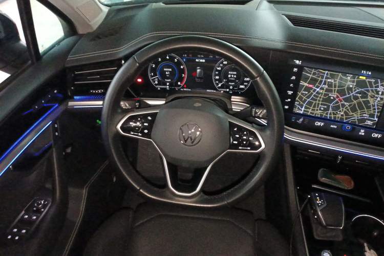 Used Volkswagen Touareg 2021 3.0 TSI Luxury Edition Black Diamond Sport Package Steering Wheel
