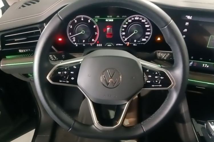 Used Volkswagen Touareg 2021 3.0 TSI Luxury Edition Black Diamond Sport Package Steering Wheel