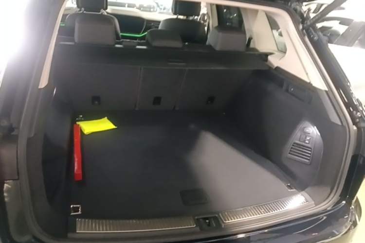 Used Volkswagen Touareg 2021 3.0 TSI Luxury Edition Black Diamond Sport Package Trunk