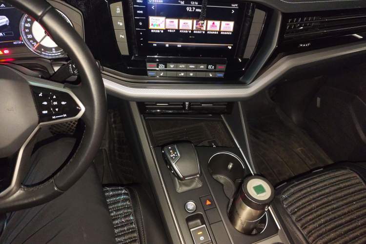 Used Volkswagen Touareg 2021 2.0 TSI Flagship Special Edition Audio And AC Panel