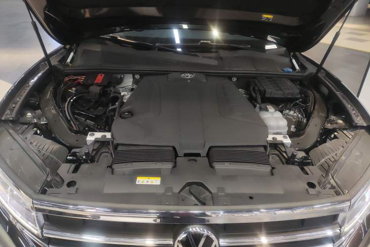 Used Volkswagen Touareg 2021 2.0 TSI Flagship Special Edition Engine Bay