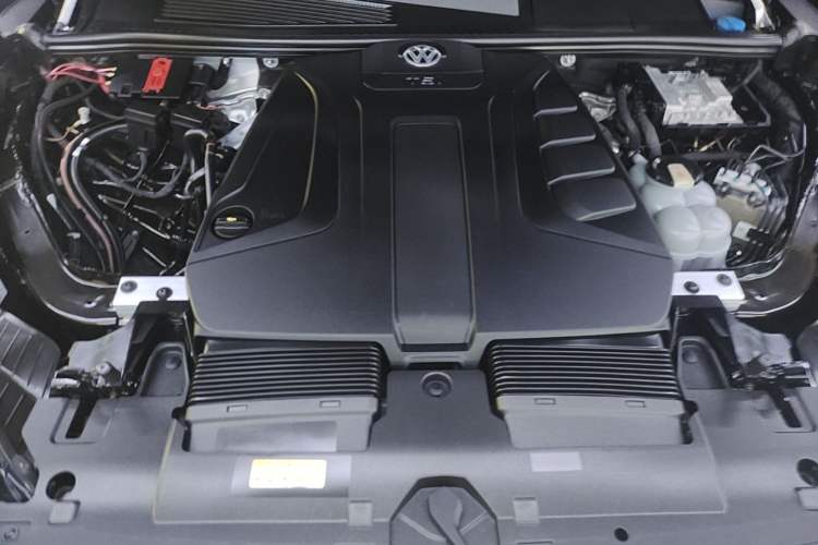 Used Volkswagen Touareg 2021 2.0 TSI Flagship Special Edition Engine Bay
