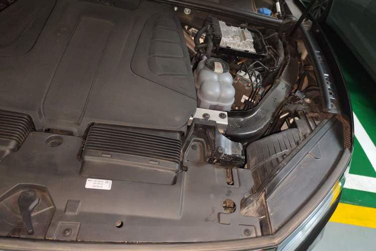 Used Volkswagen Touareg 2021 2.0 TSI Flagship Special Edition Engine Bay Left