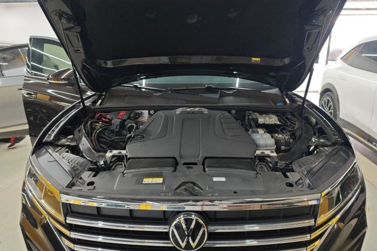 Used Volkswagen Touareg 2021 2.0 TSI Flagship Special Edition Engine Bay