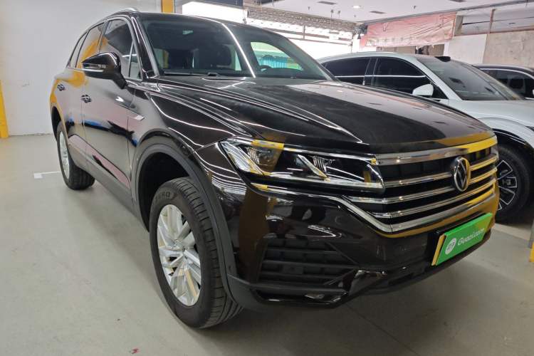 Used Volkswagen Touareg 2021 2.0 TSI Flagship Special Edition Front Right 45 Deg