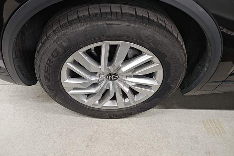 Used Volkswagen Touareg 2021 2.0 TSI Flagship Special Edition Left Front Wheel Hub