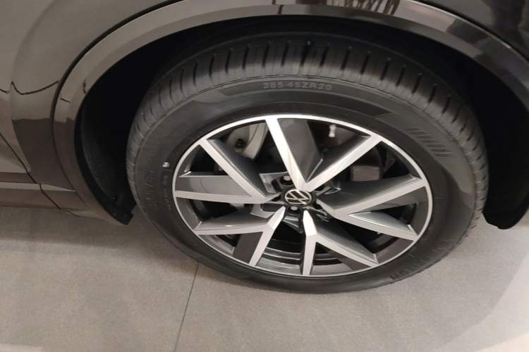 Used Volkswagen Touareg 2021 3.0 TSI Prestige Edition Classic Sport Package Right Front Wheel Hub