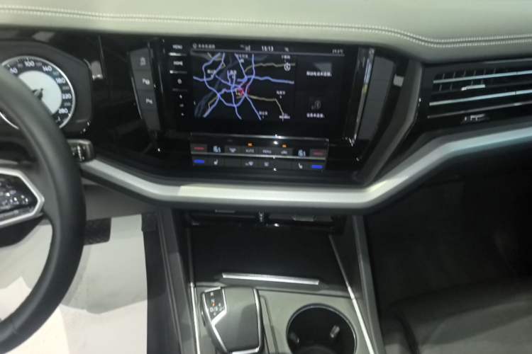 Used Volkswagen Touareg 2021 2.0 TSI Flagship Special Edition Audio And AC Panel