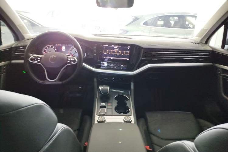 Used Volkswagen Touareg 2021 2.0 TSI Flagship Special Edition Center Console