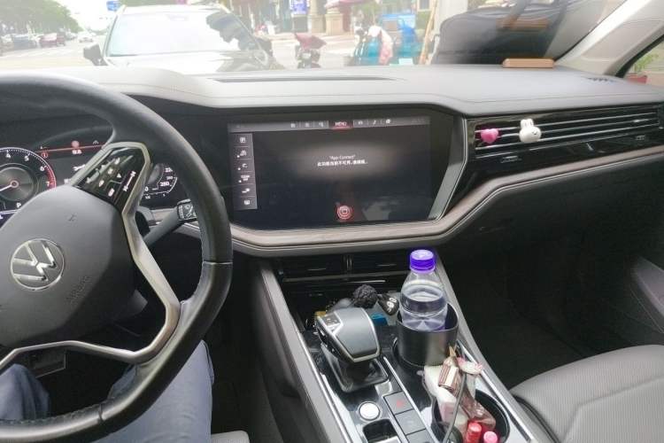 Used Volkswagen Touareg 2021 3.0 TSI Luxury Edition Black Diamond Sport Package Center Console