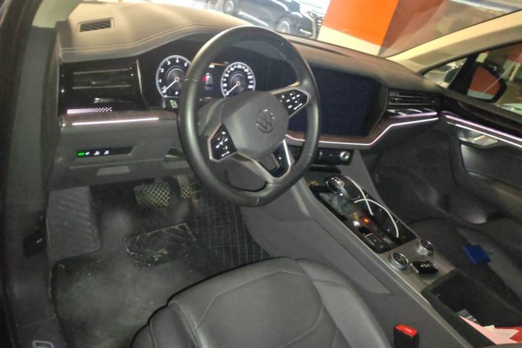 Used Volkswagen Touareg 2021 3.0 TSI Luxury Edition Black Diamond Sport Package Center Console
