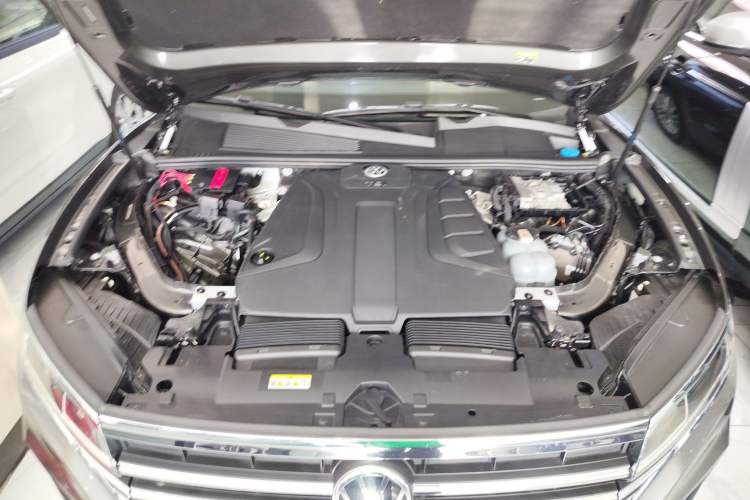 Used Volkswagen Touareg 2021 2.0 TSI Flagship Special Edition Engine Bay