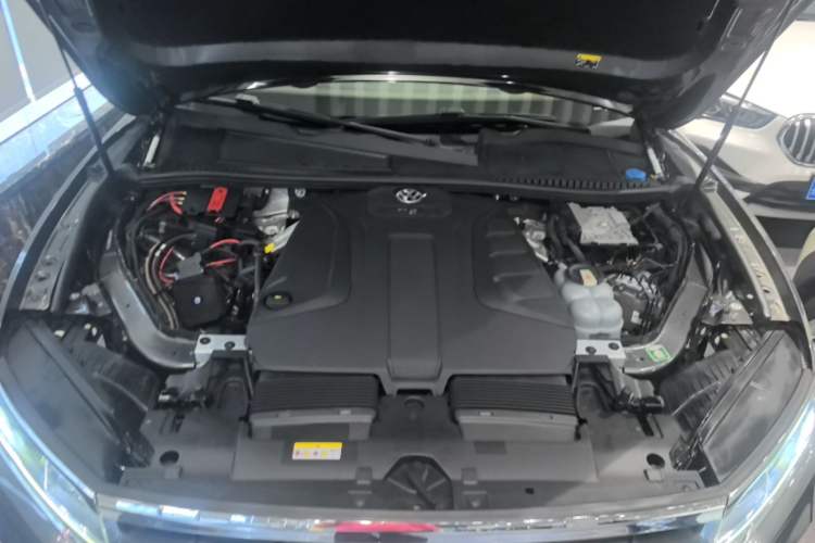 Used Volkswagen Touareg 2021 2.0 TSI Flagship Special Edition Engine Bay