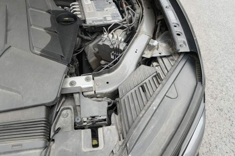 Used Volkswagen Touareg 2021 3.0 TSI Luxury Edition Black Diamond Sport Package Engine Bay Left