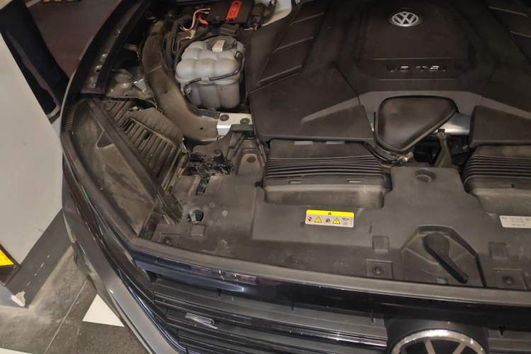 Used Volkswagen Touareg 2021 3.0 TSI Luxury Edition Black Diamond Sport Package Engine Bay Right