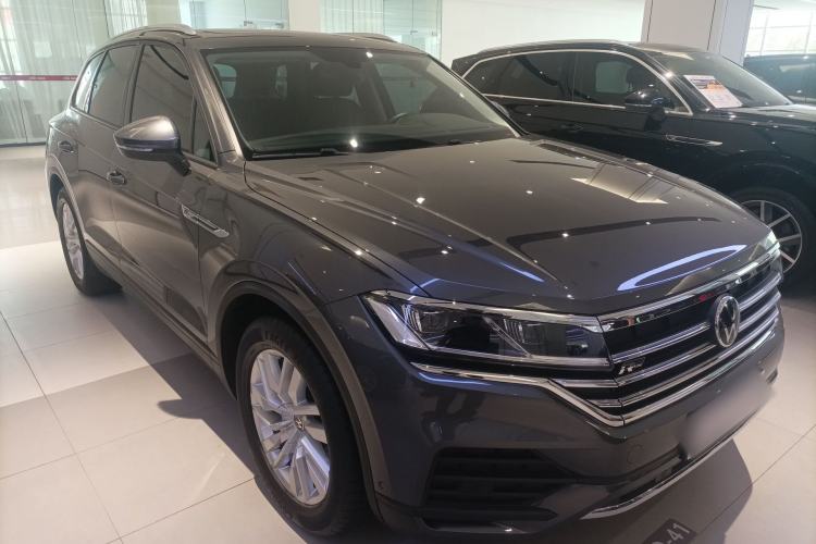 Used Volkswagen Touareg 2021 2.0 TSI Flagship Special Edition Front Right 45 Deg