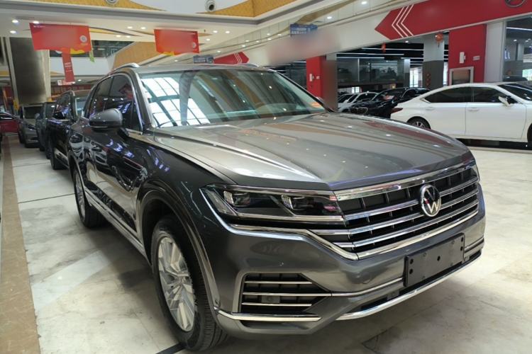 Used Volkswagen Touareg 2021 2.0 TSI Ruiyi Edition Front Right 45 Deg