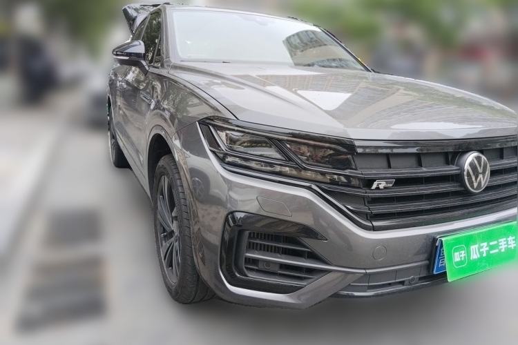 Used Volkswagen Touareg 2021 3.0 TSI Luxury Edition Black Diamond Sport Package Front Right 45 Deg