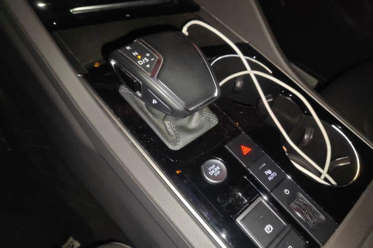 Used Volkswagen Touareg 2021 3.0 TSI Luxury Edition Black Diamond Sport Package Gear Lever